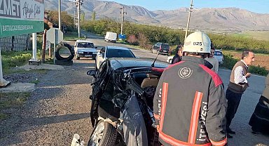 Malatya'da otomobil ile çarpışan yolcu otobüsü devrildi: 1'i ağır 22 yaralı