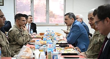 Mehmetçikle iftar yaptılar