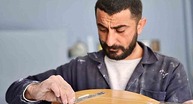 Merak saldığı bağlamanın her bir telini titizlikle işliyor