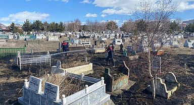 Mezarlıktaki ot yangınına itfaiyeden müdahale