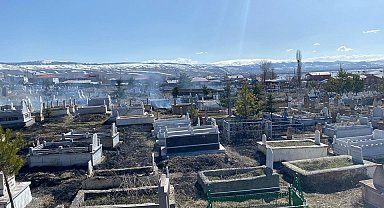 Mezarlıktaki yangın büyümeden söndürüldü