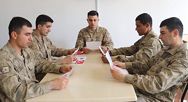 Minik öğrencilerden jandarmaya mektup ve ay yıldızlı bayrak