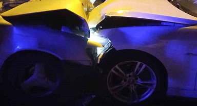 Muş'ta iki araç kafa kafaya çarpıştı