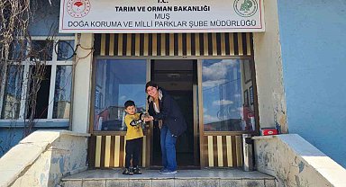 Muşlu çocuk bulduğu yavru kulaklı baykuşun hayatını kurtardı