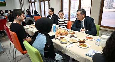 Öğrencilerle iftar yaptılar
