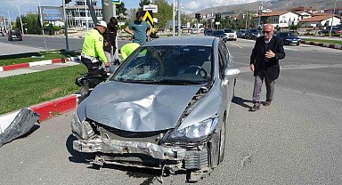 Otomobil ile motosiklet çarpıştı: 2 yaralı