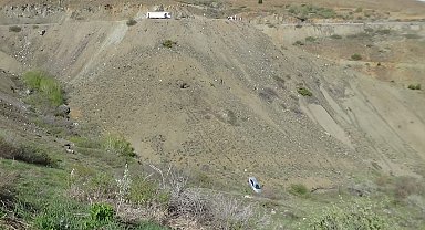 Otomobil yaklaşık 50 metrelik uçurumdan taklalar atarak yuvarlandı