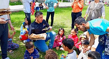 Parkta eğlenen çocuklara pizza sürprizi