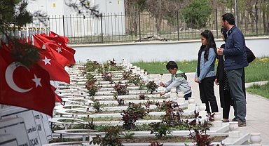 Ramazan Bayramı öncesinde mezarlıklar ziyaretçiyle doldu