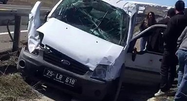 Resmi araç refüje uçtu