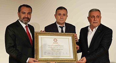 Sandıktan zaferle çıkan Elazığ Belediye Başkanı Şerifoğulları mazbatasını aldı