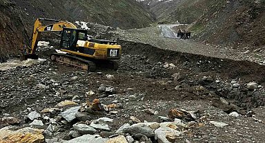Sel felaketi köy yolunu ikiye ayırdı, ekipler hamile kadın için seferber oldu