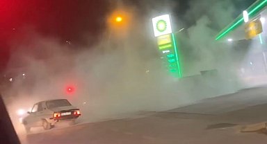 Seyir halindeki otomobil petrol istasyonunun dibinde yandı, faciadan dönüldü