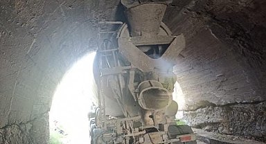 Şoför yüksekliği hesap edemedi, beton mikseri köprüye sıkıştı