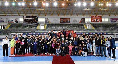 Sürat pateninden şampiyonlar madalyalarını aldı