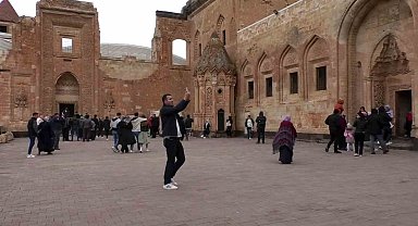 Tarihi İshak Paşa Sarayı Ramazan Bayramı'nda ziyaretçi akınına uğradı