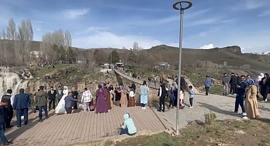 Tatili fırsat bilenler Muradiye Şelalesi'ne akın etti