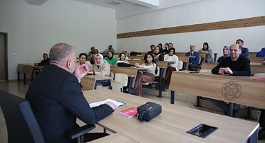 Tecrübeli gazeteci, öğrencilerle bir araya geldi