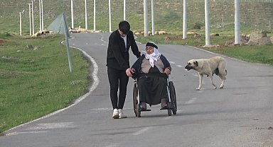Tek manzarası tavan olan kadın, 10 yıl sonra köy meydanına çıktı
