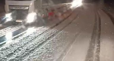 Tendürek Geçidi'nde ulaşıma kar engeli