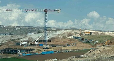 Toprak zemindeki yarıklar paniğe neden oldu