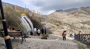 Tortum Şelalesi'nde bayram yoğunluğu