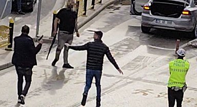 Trafikte tartışan sürücü, aracının bagajından pompalı tüfek çıkardı