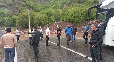 Tunceli-Erzincan karayolunda heyelan: Yol araç trafiğine kapandı