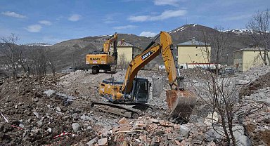 Tunceli'de ağır hasarlı binalar yıkılıyor