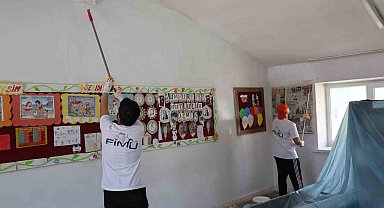 Üniversite öğrencileri köy okulunu onarıp boyadı