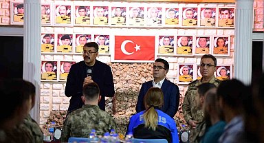 Vali Çelik, polisle iftarını açtı