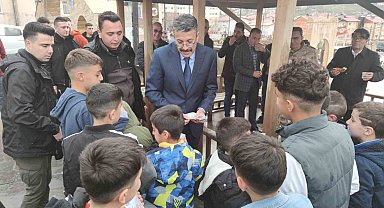 Vali Çelik'ten çocuklara bayram harçlığı