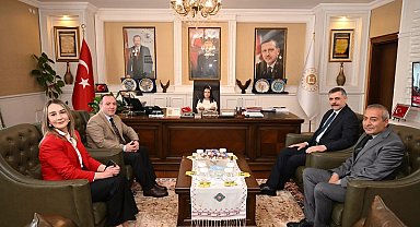 Vali koltuğuna oturdu; zekâ ve drama oyunları istedi