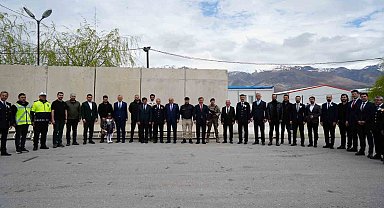 Validen görev başındaki personele bayram ziyareti