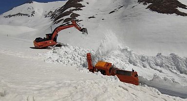 Van-Bahçesaray karayolunda kar mesaisi devam ediyor