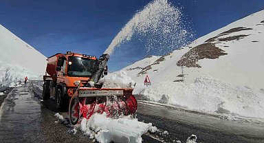 Van-Bahçesaray karayolunda kar mesaisi