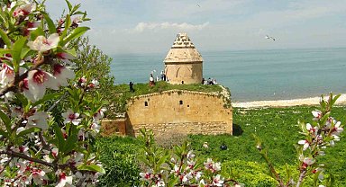 Van Gölü'nün incisi Çarpanak Adası'nın göz kamaştıran güzelliği