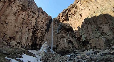 Van'da 40 metre yükseklikten akan şelale ilkbaharda coştu