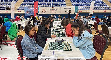 Van'da ödüllü satranç turnuvası son buldu