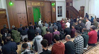 Vanlılar Kadir Gecesi'nde camilere akın etti