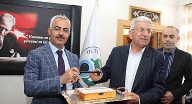 Yeni başkana Oltu taşından yapılan temsili anahtarı teslim etti