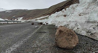 Yola düşen taş ve kaya parçaları tehlike saçıyor