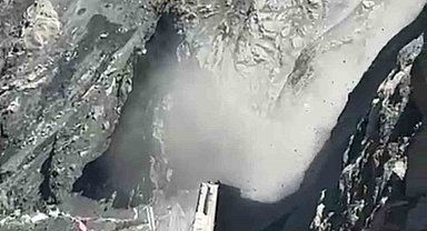 Yüksekova yolunda yaşanan heyelan kameraya yansıdı