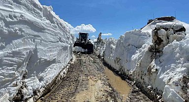 Yüksekova'da 5 metreyi bulan karda yol açma çalışması