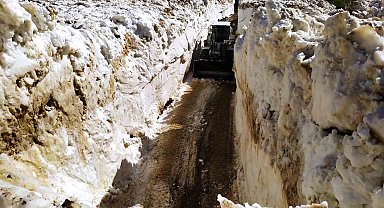 Yüksekova'da 5 metreyi bulan karda yol açma çalışması