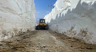 Yüksekova'da 6 metrelik kar tünellerinde zorlu çalışma