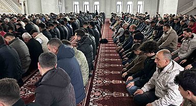 Yüksekova'da bayram namazında vatandaşlar camileri doldurdu