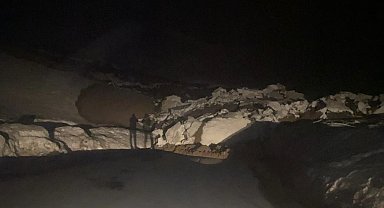 Yüksekova'da heyelan: Köyün şehirle bağlantısı kesildi