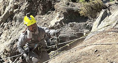 Yüksekova'da heyelan sonrası dağcılar devreye girdi