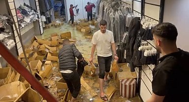 Yüksekova'da sağanak etkili oldu, bir iş yeri sular altına kaldı